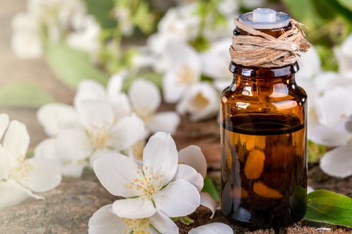 7 Benefits of Jasmine Essential Oil for Mind and Body