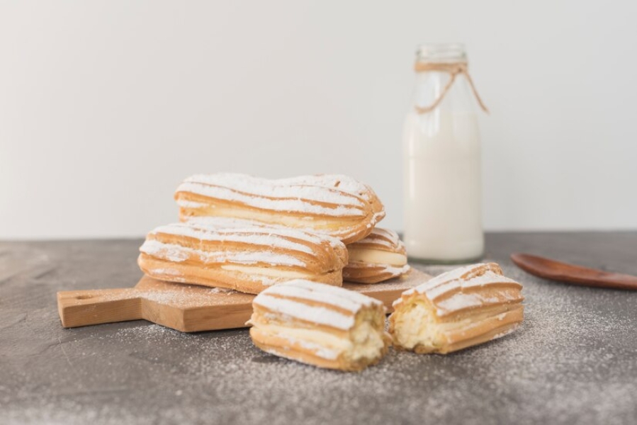 MILK ECLAIR