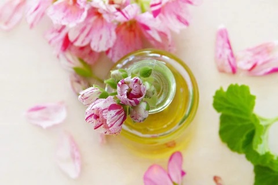 NATURAL GERANIOL